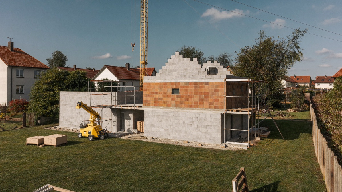 Baugenehmigungen steigen – doch die Schere zum tatsächlichen Bauen wird größer